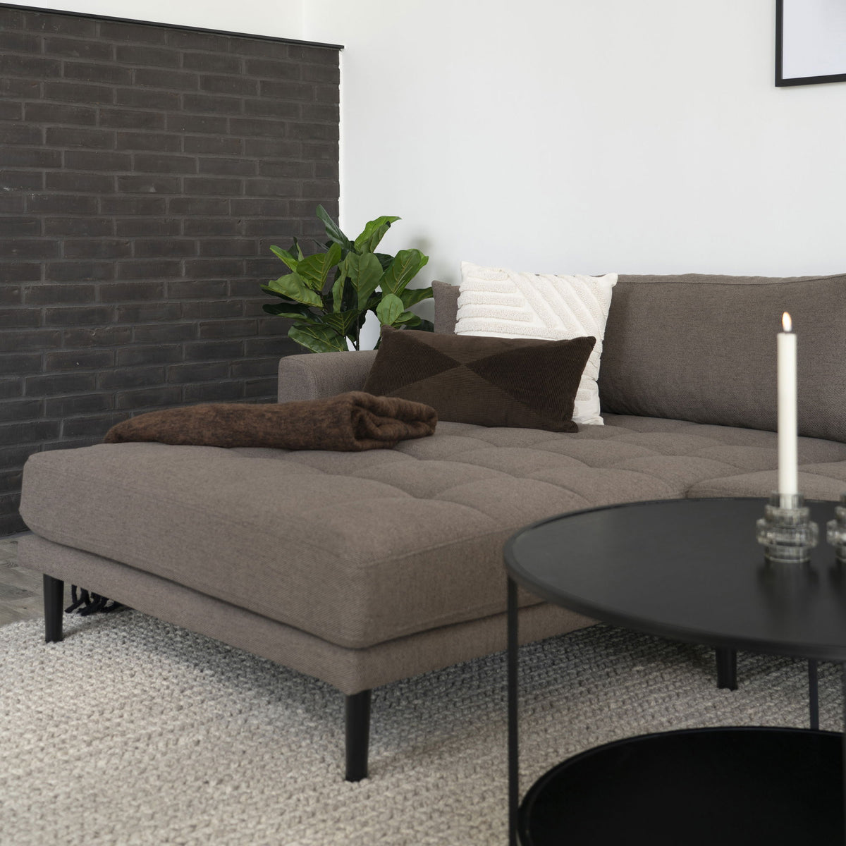 Lido Lounge Sofa - Lounge Sofa, venstrevendt i brun med fire puder og sorte træben, HN1055