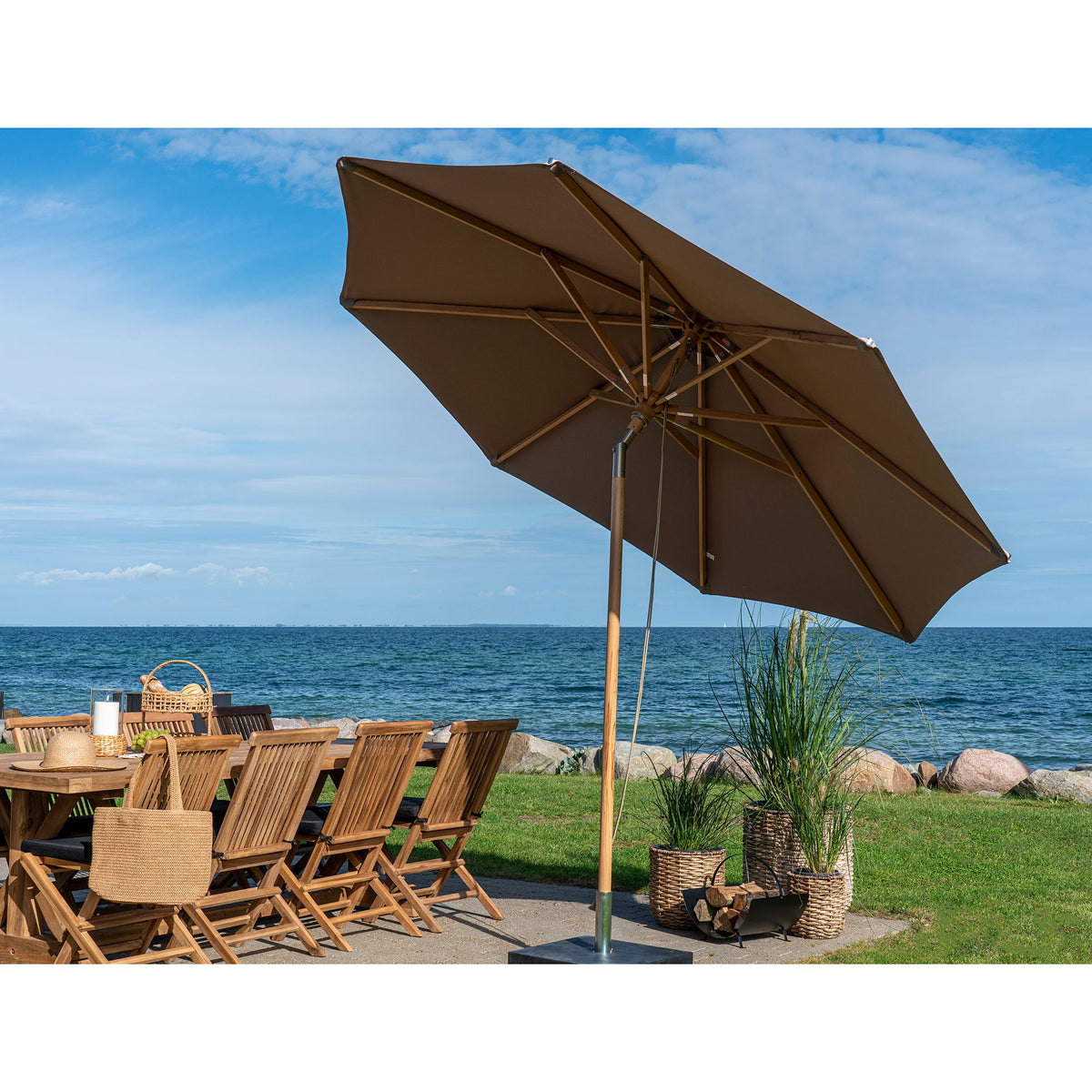 Austin Parasol - Parasol med tilt, træstok, sand, ø300 cm