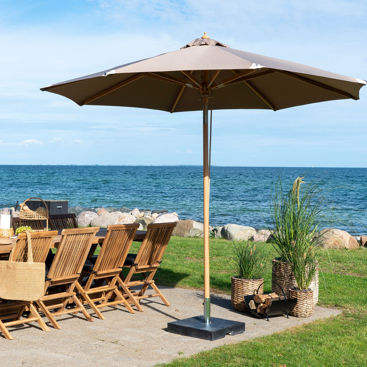 Austin Parasol - Parasol med tilt, træstok, sand, ø300 cm