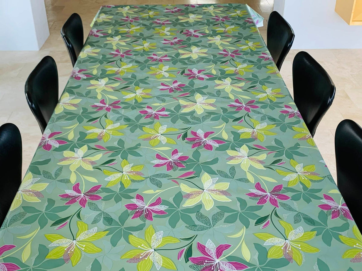 Voksdug - grøn med lilla, hvide og grønne blomster